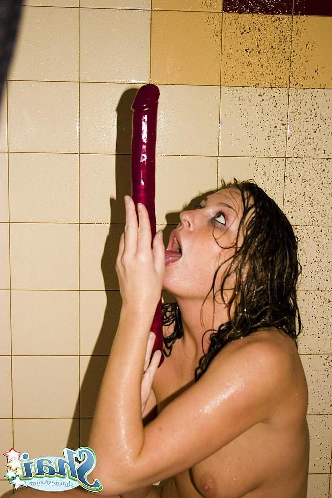 16P Pictures of teen Shai West using a big dildo in the shower