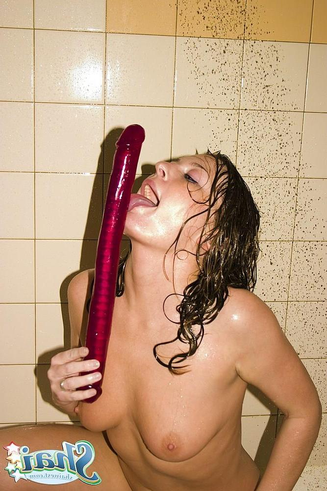 16P Pictures of teen Shai West using a big dildo in the shower