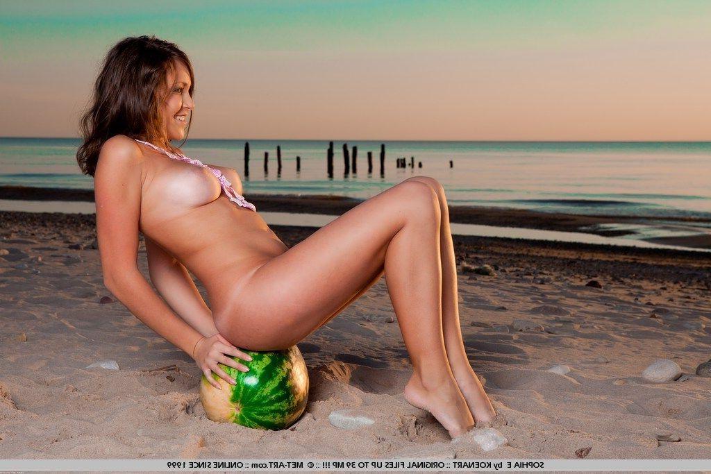 18P Pictures of Sophia E stripping out of her bikini