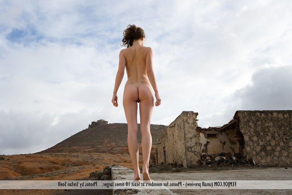 12P Pictures of a gorgeous brunette teen nude outside