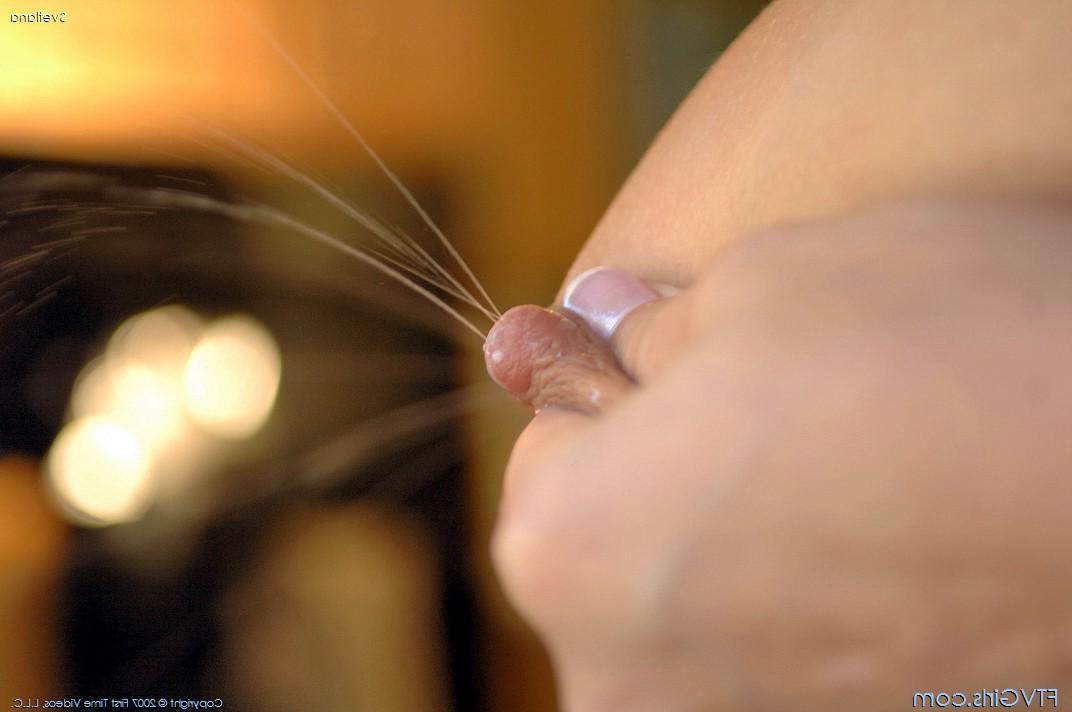20P Pictures of a teen hottie showing her pussy and lactating