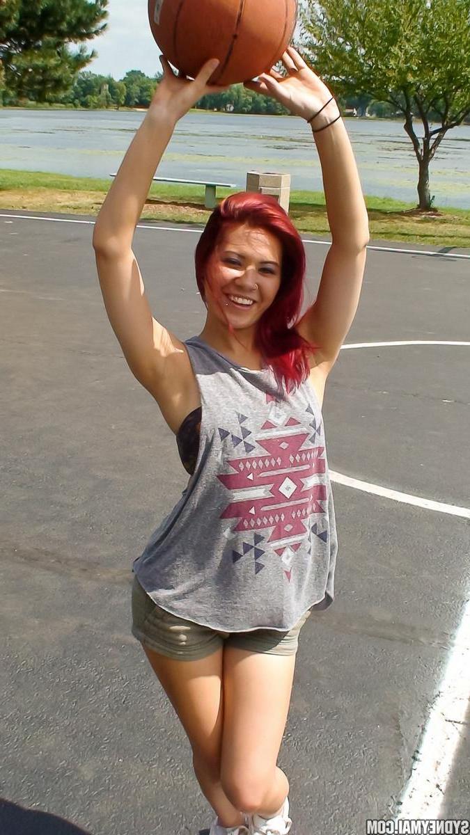 15P Hot teen star Sydney Mai shares some selfies with you