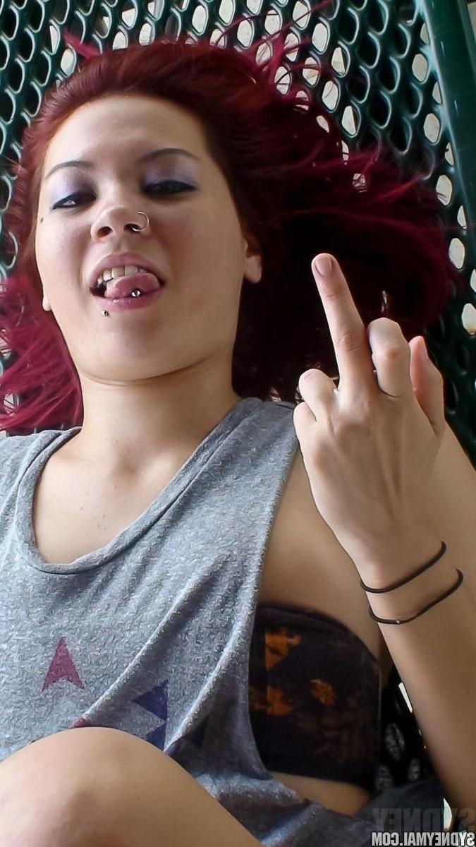 15P Hot teen star Sydney Mai shares some selfies with you