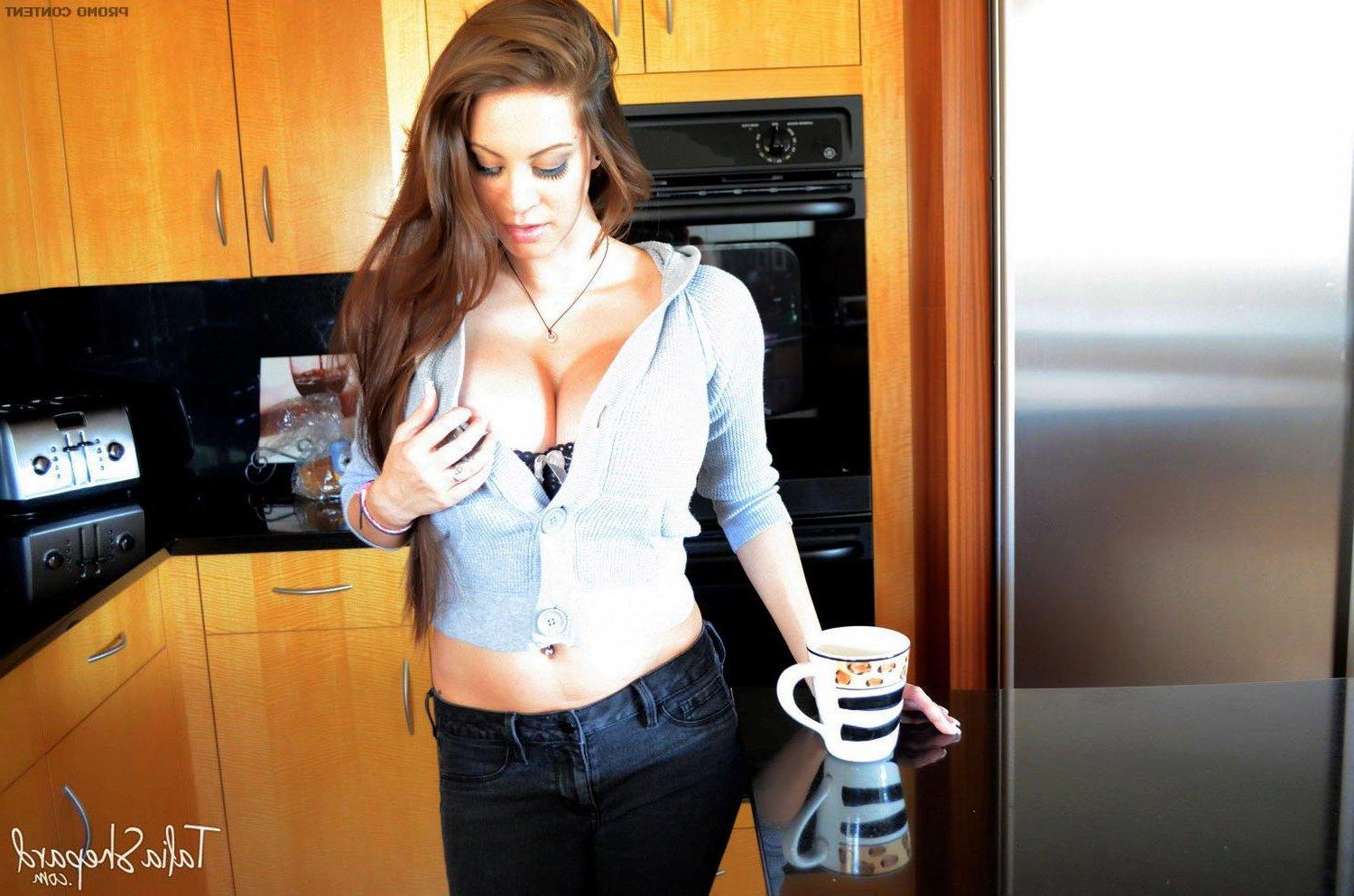 15P Pictures of Talia Shepard getting naughty during her morning coffee