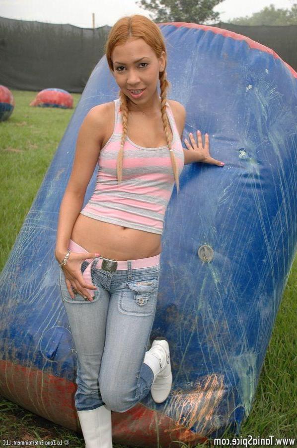 15P Pictures of Tania Spice getting naughty outside