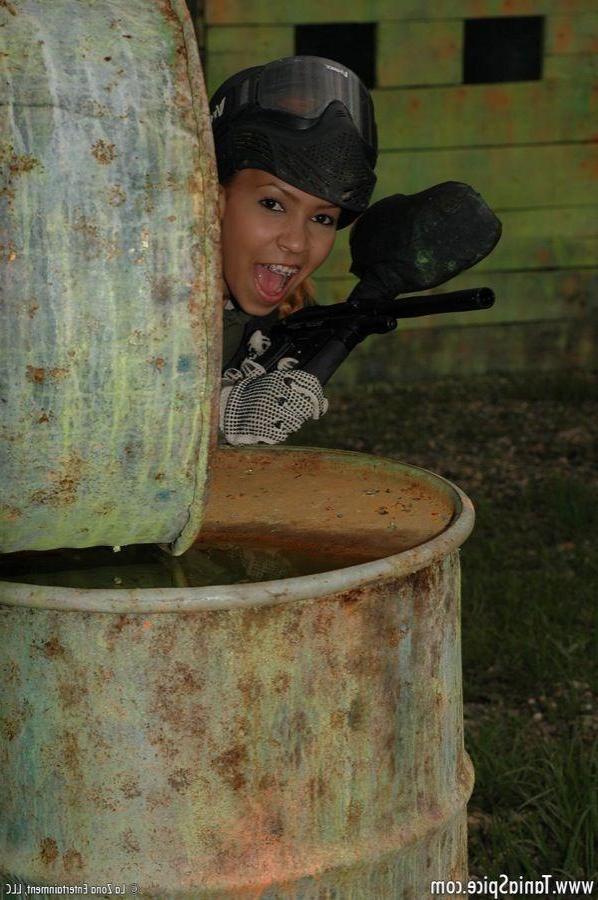 15P Pictures of Tania Spice getting naughty outside