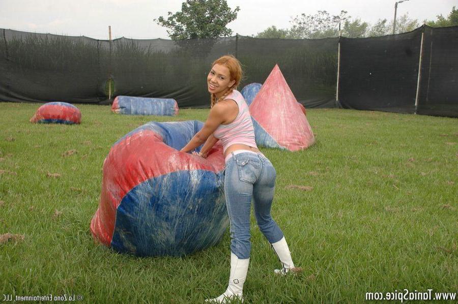 15P Pictures of Tania Spice getting naughty outside