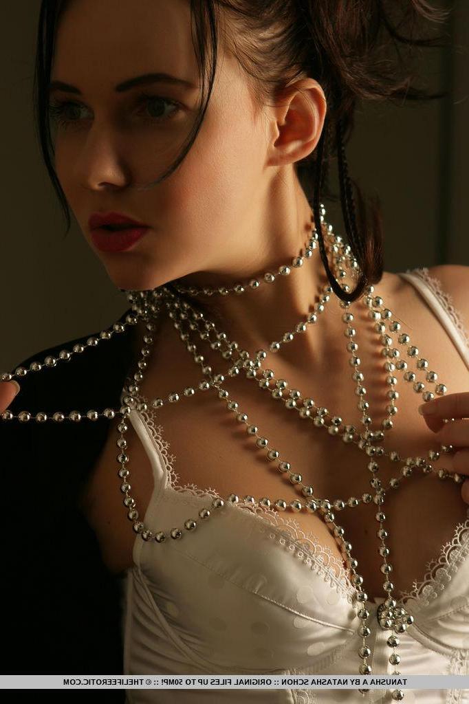 16P Erotic model Tanusha A shows you her nude body