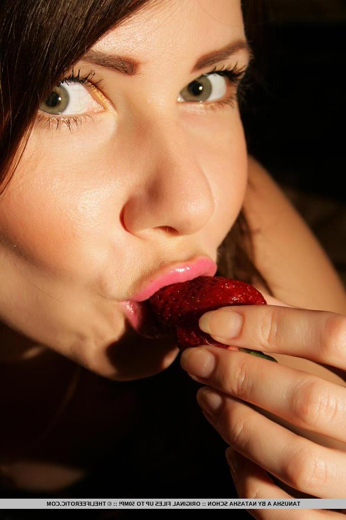 16P Brunette model Tanusha tempts you with her sweet fruit