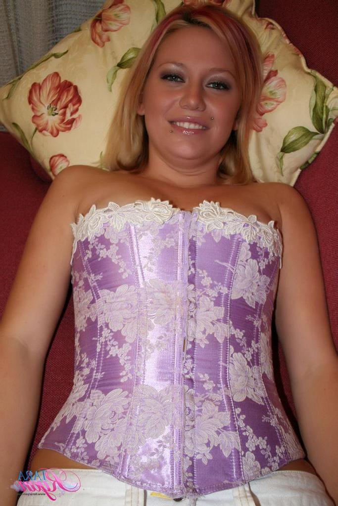 20P Pictures of teen Tara Ryan showing you her tight pussy