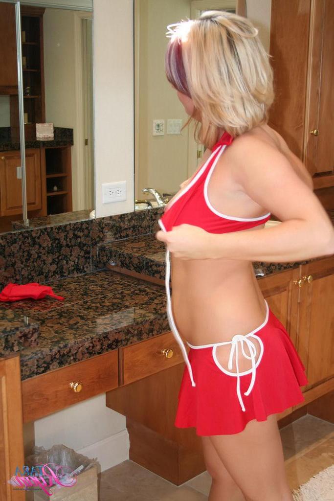 20P Pictures of Tara Ryan stripping in the kitchen