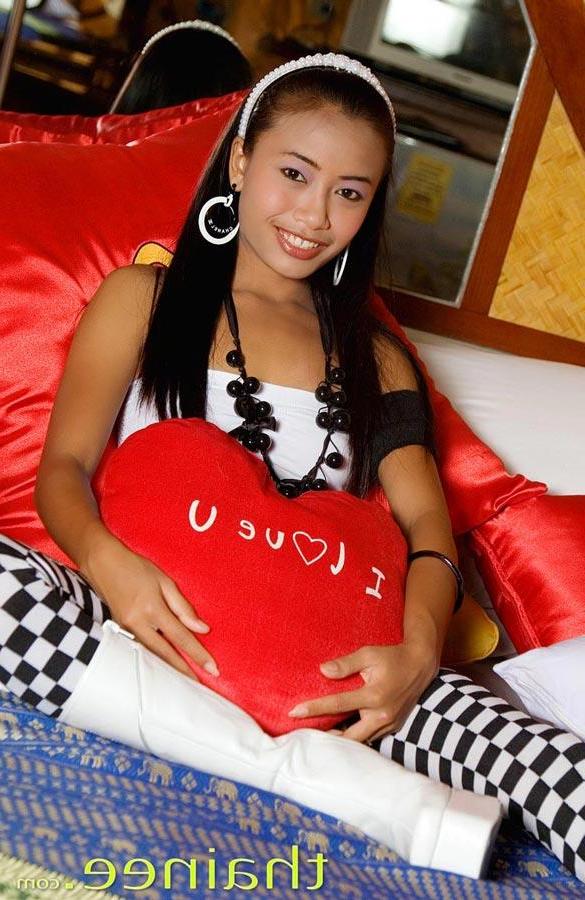 16P Pictures of teen slut Thainee riding the sybian