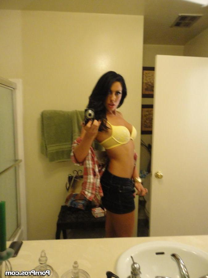 16P Gorgeous brunette Tiffany Brookes gets fucked hard on cam