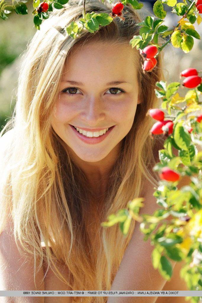 18P Pictures of blonde beauty Toxic A naked for you outside