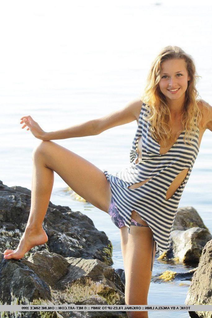 18P Pictures of teen girl Toxic A ready to go at it outside
