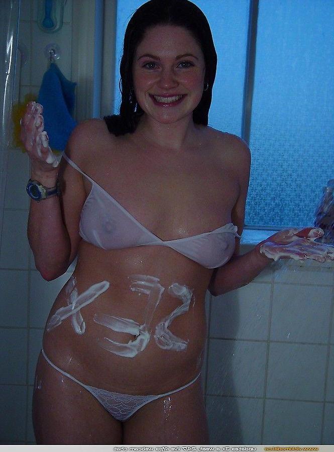 20P Pictures of teen Vicki Model soaping up in the shower