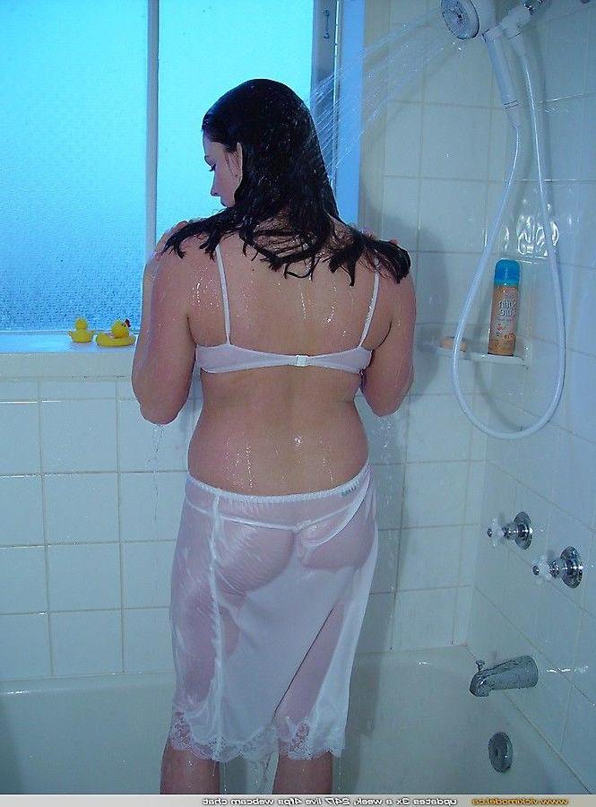20P Pictures of teen Vicki Model soaping up in the shower