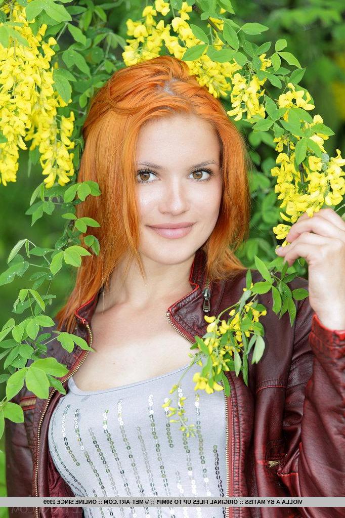 18P Pictures of gorgeous redhead Violla A giving you her beautiful flower outside
