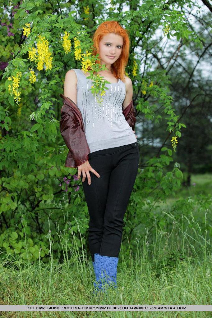 18P Pictures of gorgeous redhead Violla A giving you her beautiful flower outside