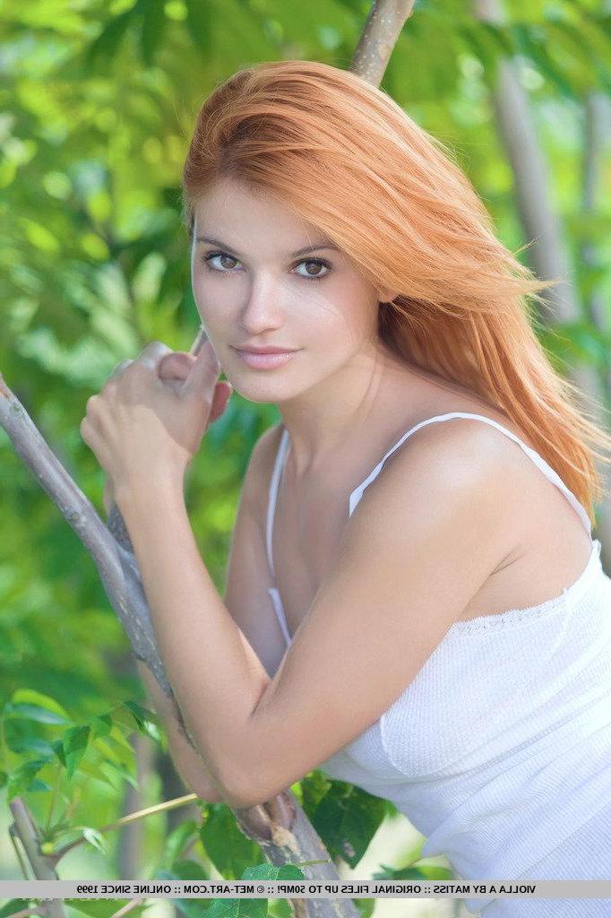 18P Pictures of hot teen girl Violla A showing her naked body in the woods