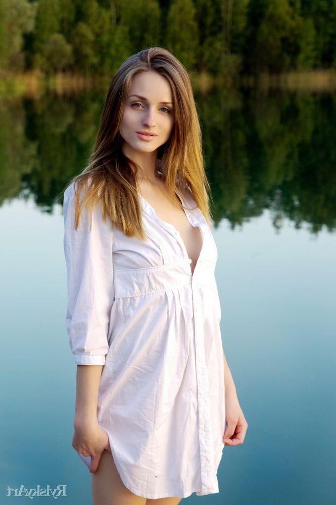 16P Gorgeous girl Vittoria Amada strips outside and shows her amazing body