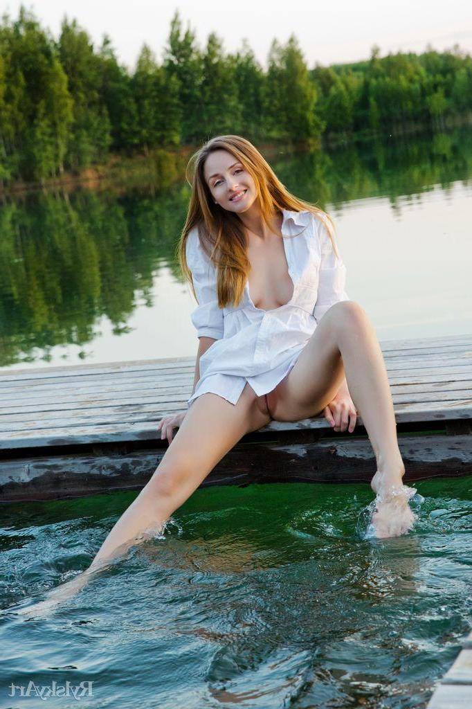 16P Gorgeous girl Vittoria Amada strips outside and shows her amazing body
