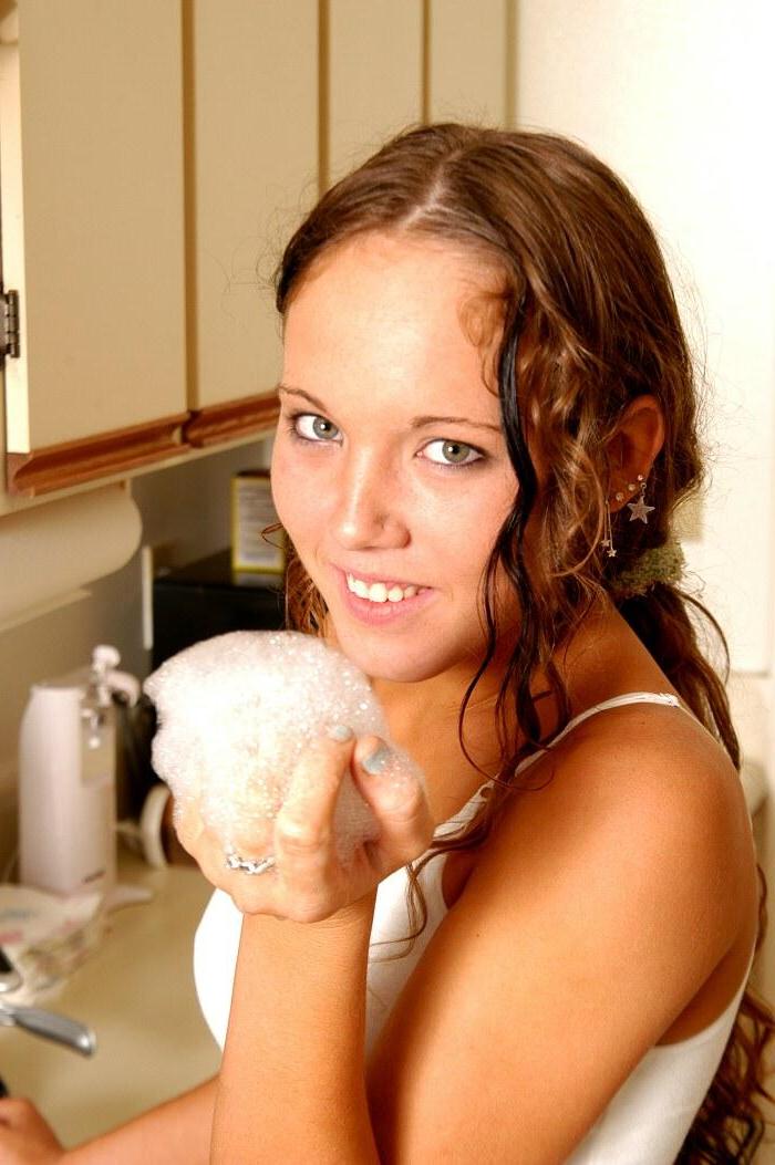 16P Pictures of Want Wendy rubbing her pussy in the kitchen