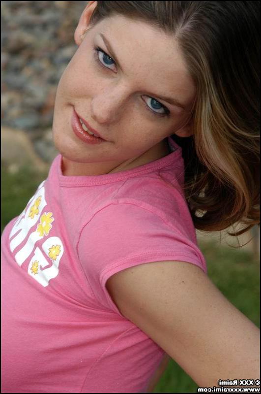 20P Pictures of XXX Raimi getting naked and naughty in the back yard