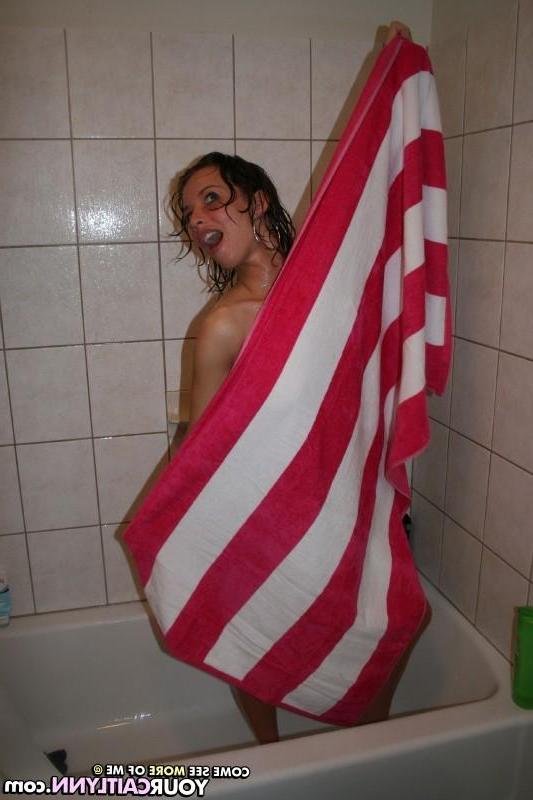 15P Pictures of teen hottie Your Caitlynn getting herself all wet in the shower