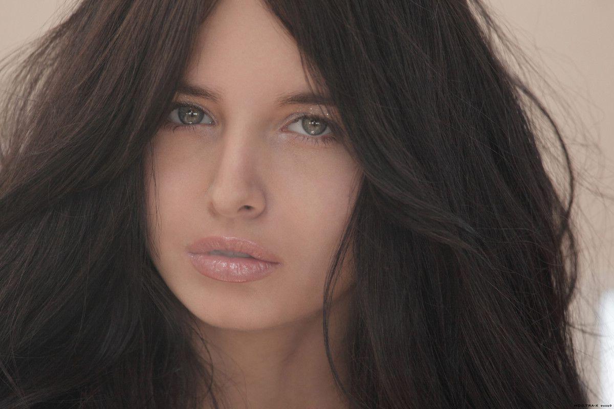 17P Pictures of Zoe Rush showing her tight naked body