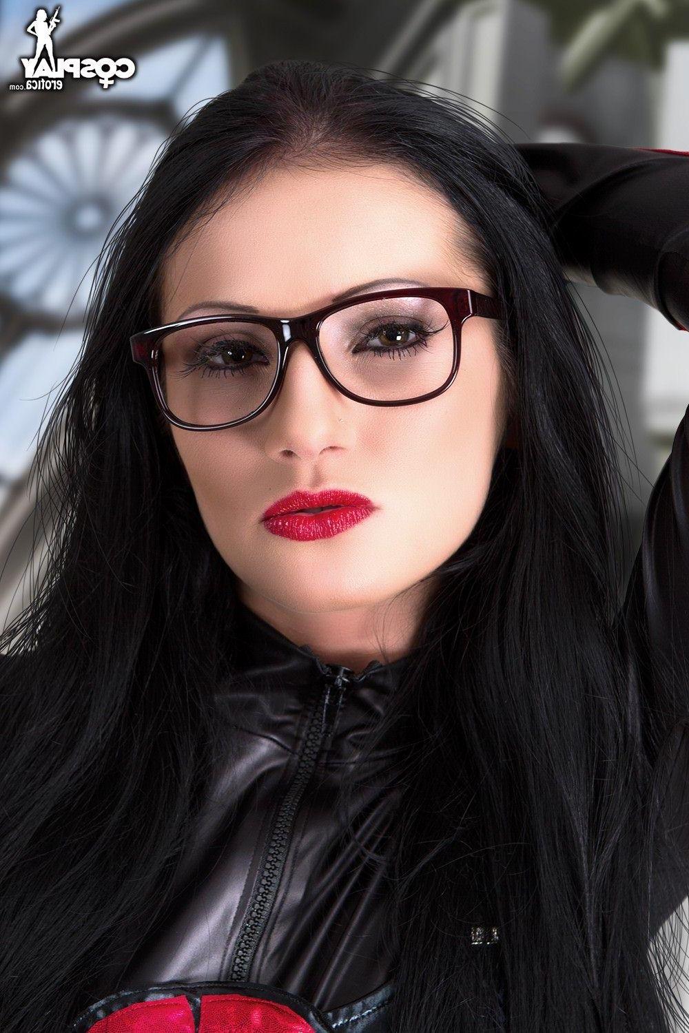 16P Pictures of hot geek girl Zorah dressed as Baroness