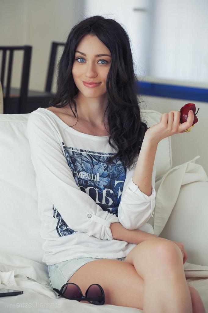 16P Gorgeous girl Zsanett Tormay waits for you completely nude