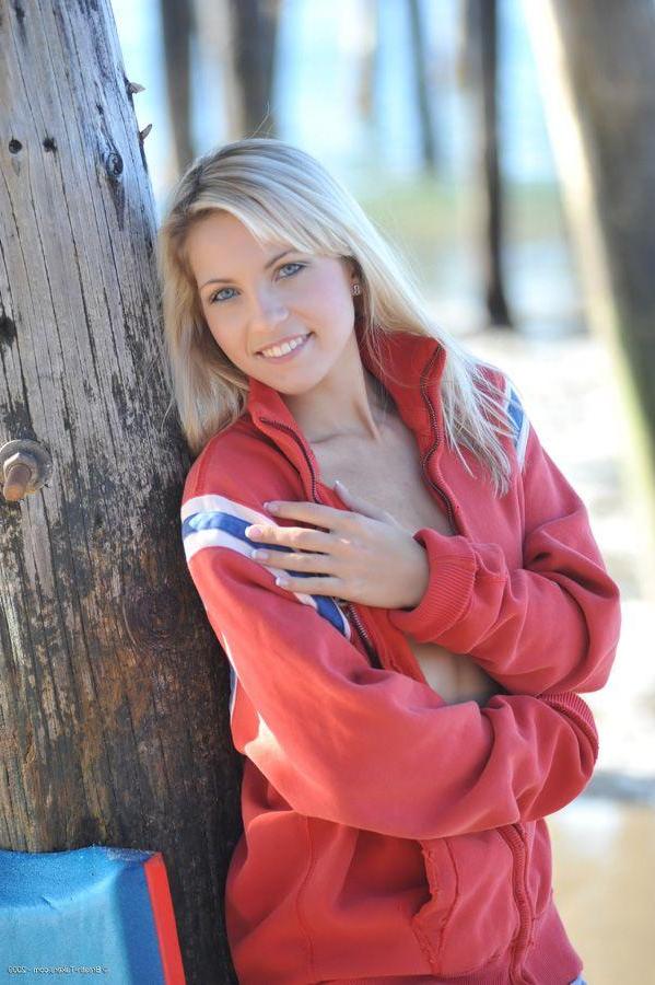 14P Pictures of a blonde breath-taker naked outside