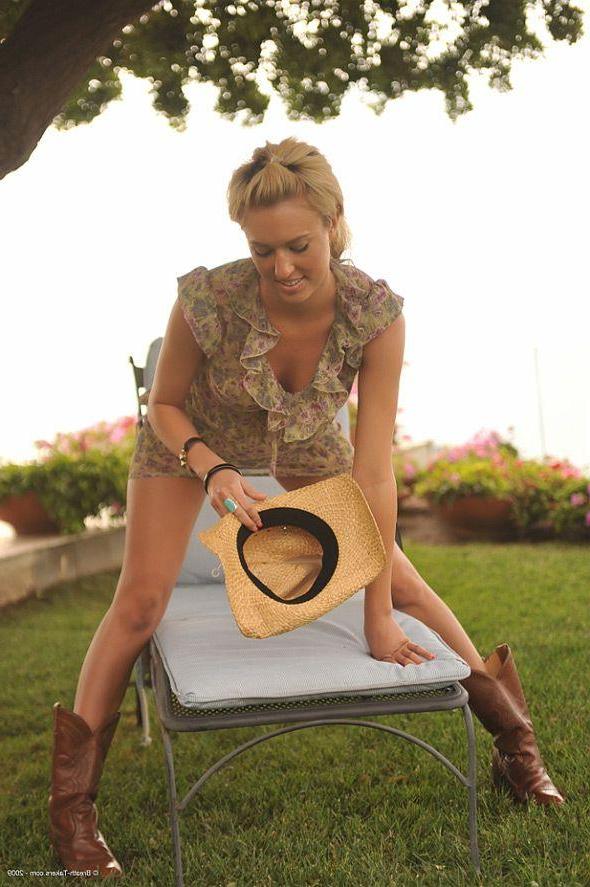 14P Pictures of a blonde girl takign her clothes off outside