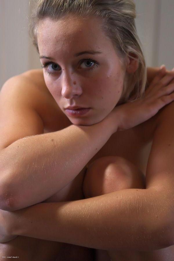 14P Pictures of an amazing amateur girl getting completely naked