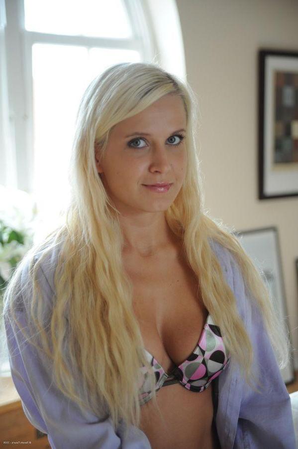 14P Pictures of a blonde babe showing her round boobies