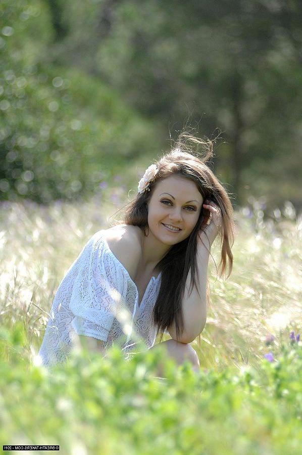 14P Pictures of a hot amateur girl going naked outside