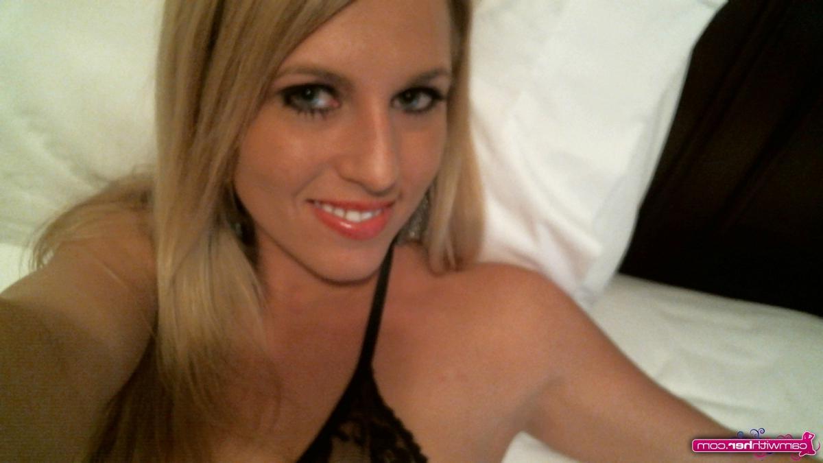 12P Blonde babe Natasha takes some selfies in black lace