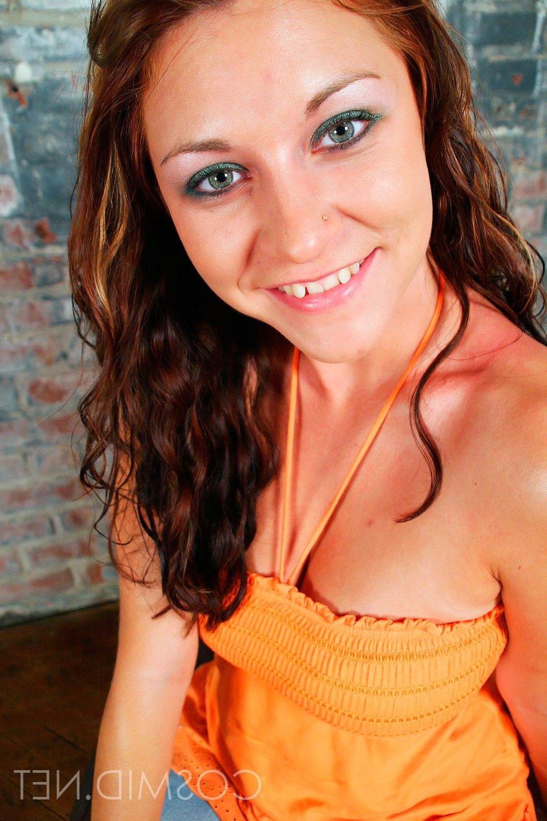 16P Pictures of a cute brunette girl teasing with her cleavage
