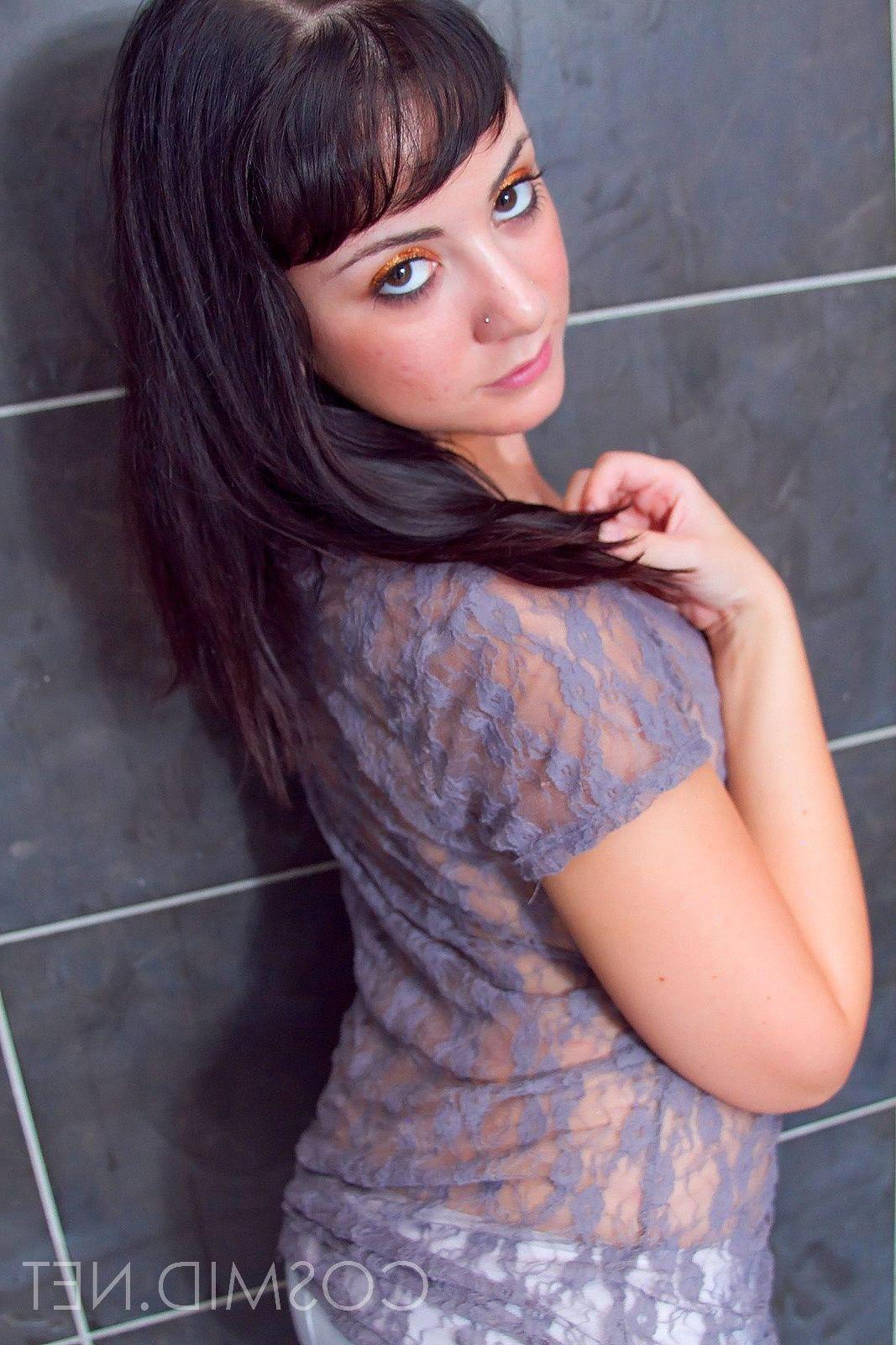 16P Pictures of a hot brunette girl in the shower