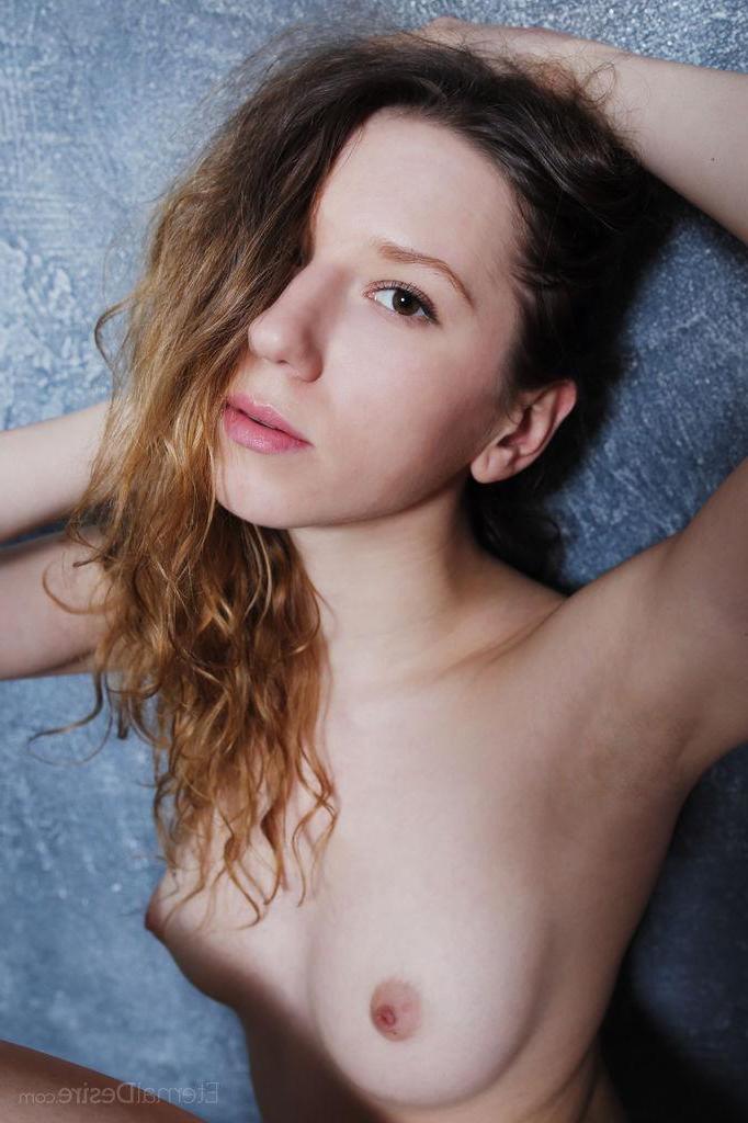16P Brunette teen Narcisa spreads her legs for you in "RAVIO"