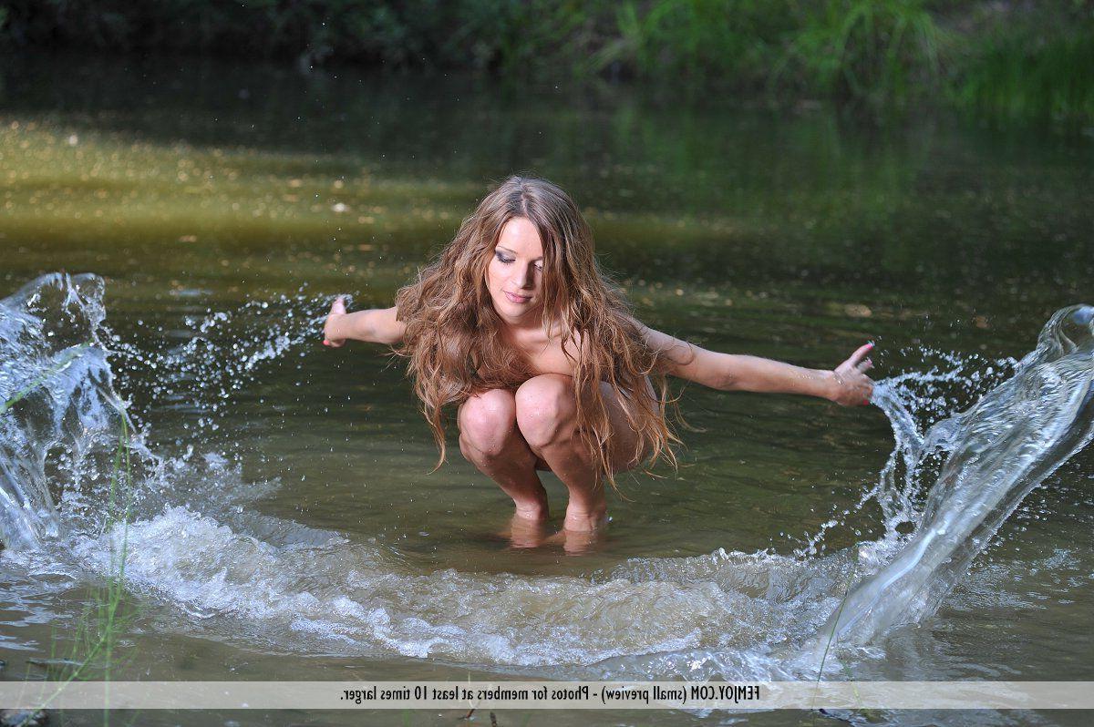 16P Pictures of Conny getting all wet for you