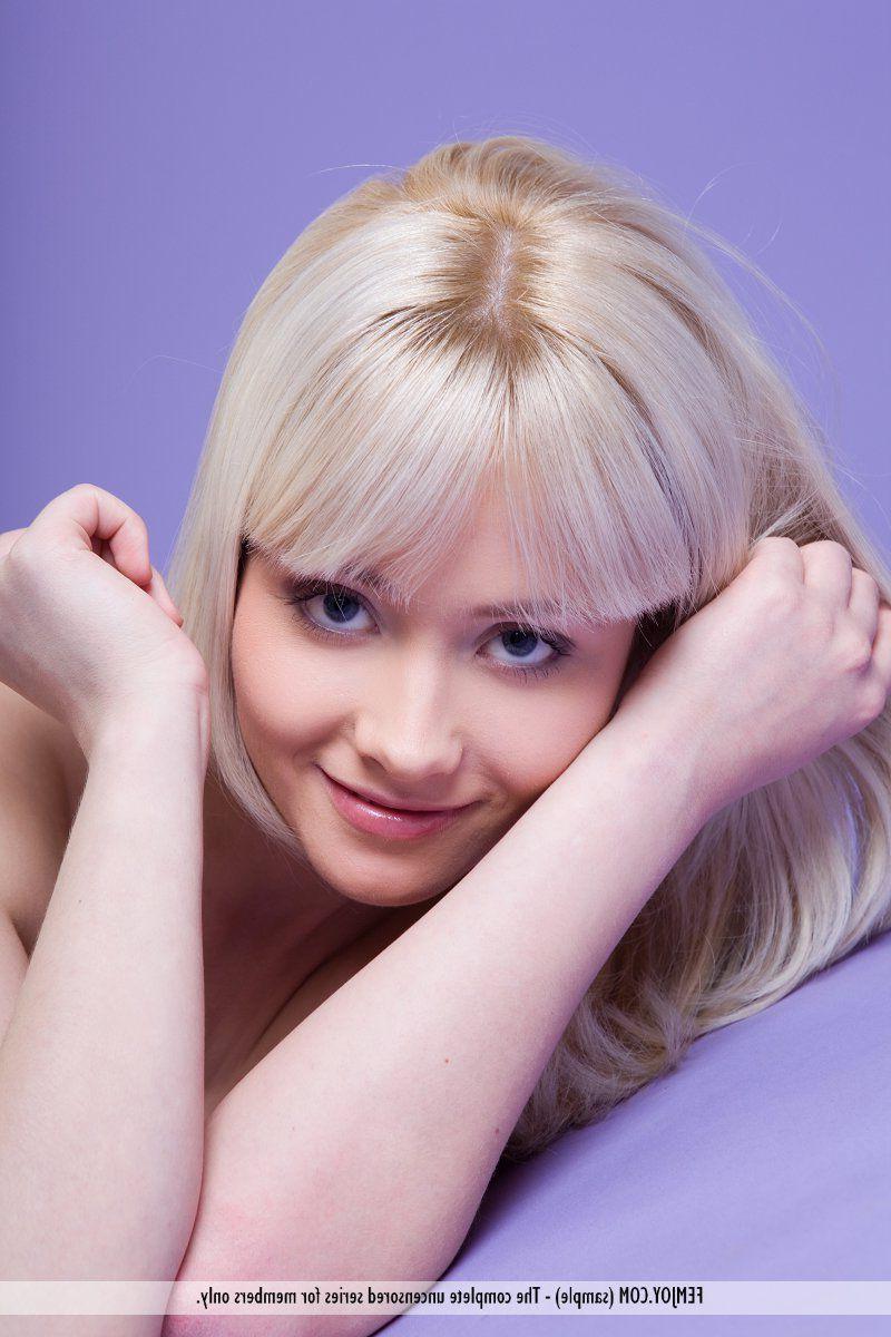 16P Pictures of a delicious blonde girl giving you her tight body