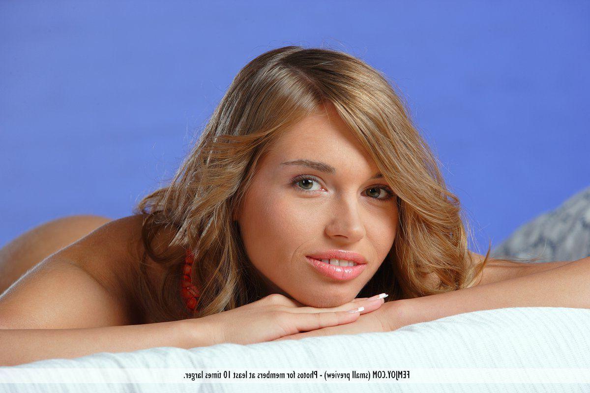 16P Pictures of a hot teen girl giving you her wet vagina