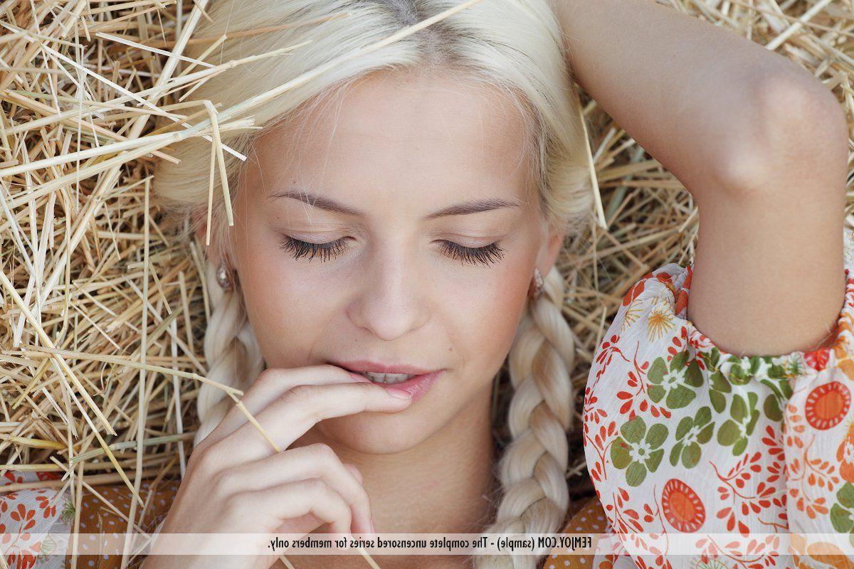 16P Pictures of a stunning blonde teen girl showing her hot body