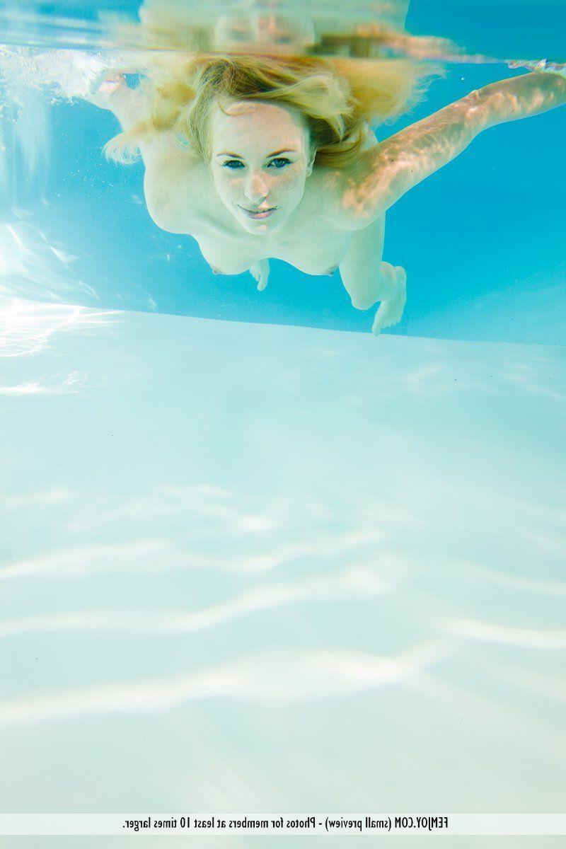 16P Pictures of a fuckable redhead totally nude by the pool