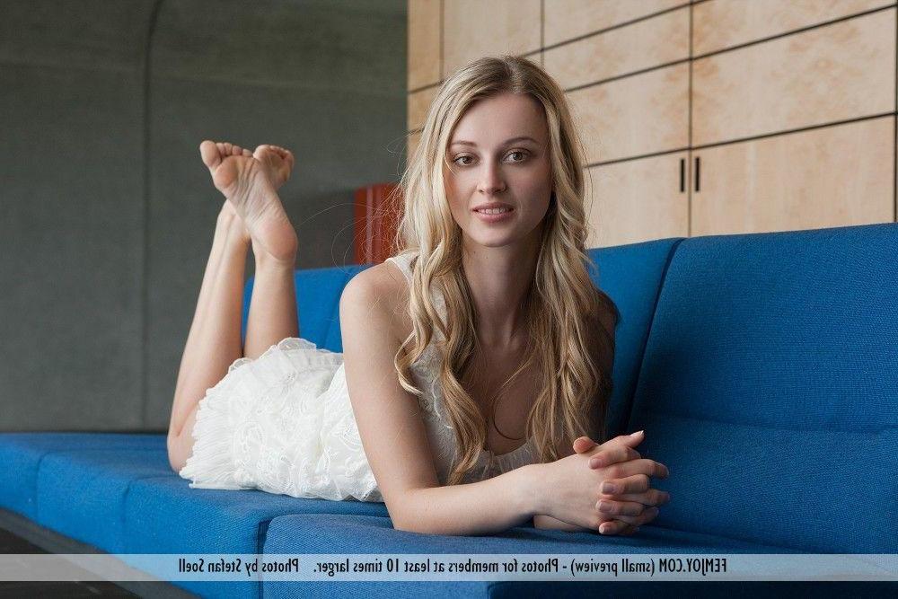 12P Pictures of a stunning girl with a nice rack totally nude for you
