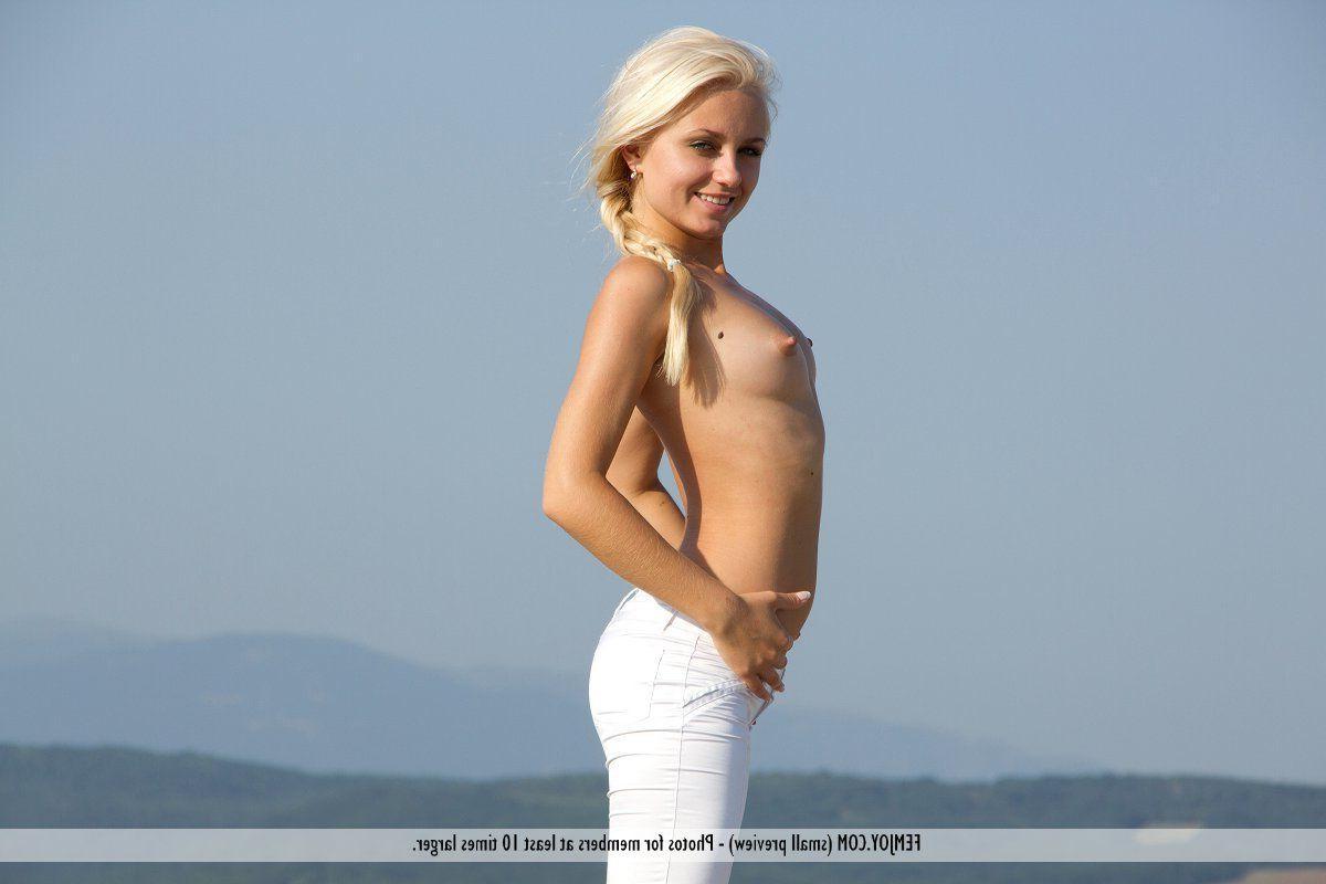 16P Pictures of a hot girl spreading on a beach