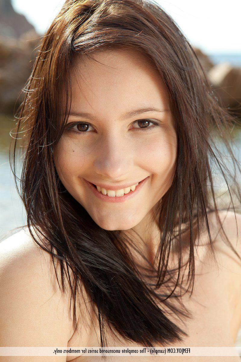 16P Pictures of a beautiful brunette ready to fuck