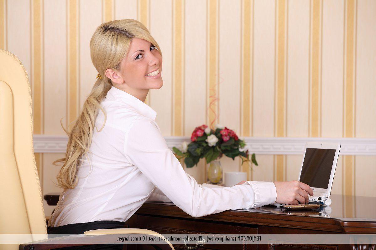 16P Pictures of an incredible blonde teen giving you her pussy